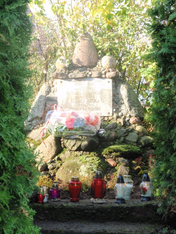 Zapal Znicz Pamięci w m. Malenin gm.Tczew na  Pomorzu 