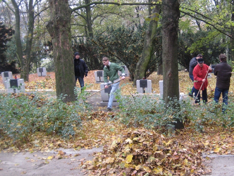 Cytadela - sprzątanie grobów - Jacek Butlewski