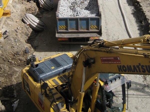 Budowa wiaduktu, koparka, ciężarówka - Radio Merkury