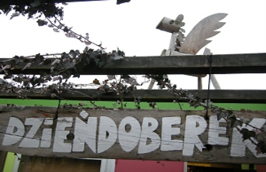 Łejery - wejście do szkoły - TomFoto