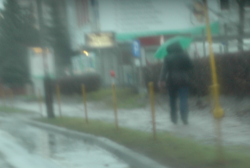 deszcz pieszy 2 - TomFoto