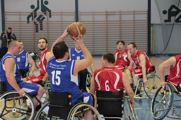 Koszykówka na wózkach, niepełnosprawni - Fundacja Podaj Dalej 