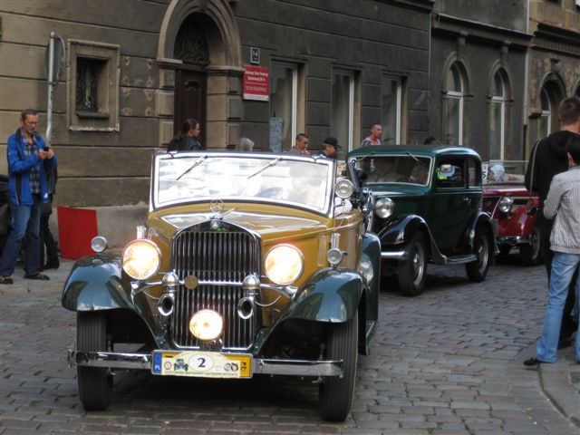 rajd pojazdów zabytkowych - pokaz - Magda Konieczna