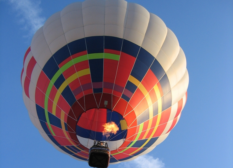 Balon od dołu - lot nad miastem - mat. prasowe