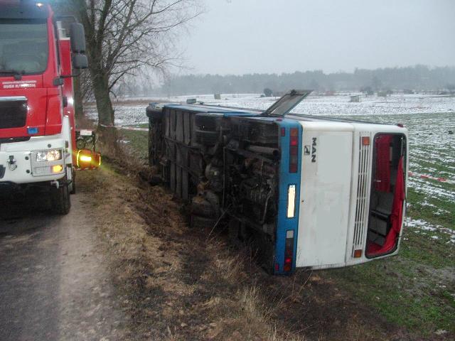 Przewrócony autobus - wypadek w Osieku - Policja/Piła