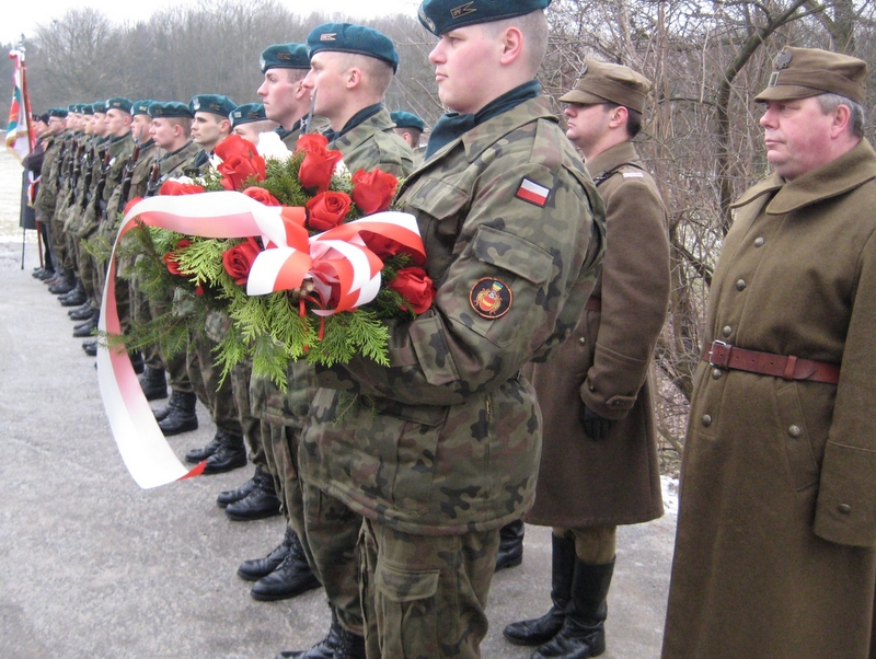 Pomnik 2AWP - wkopanie - Wojciech Chmielewski