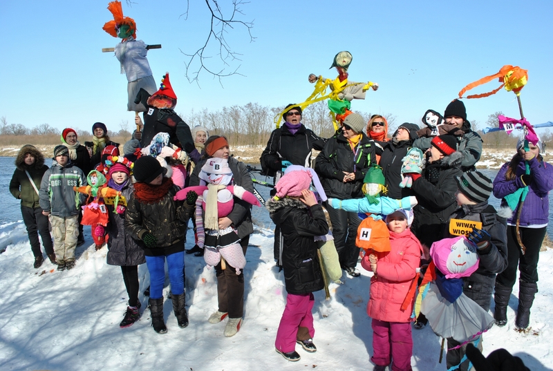 Topienie marzanny w Warcie zimą - Iwona Krzyżak