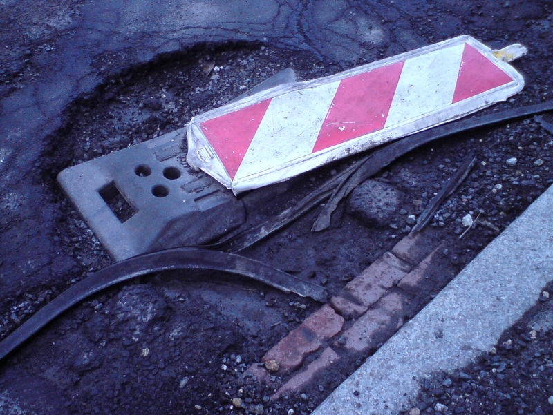 Dziura z rozjechanym słupkiem - Alicja P.