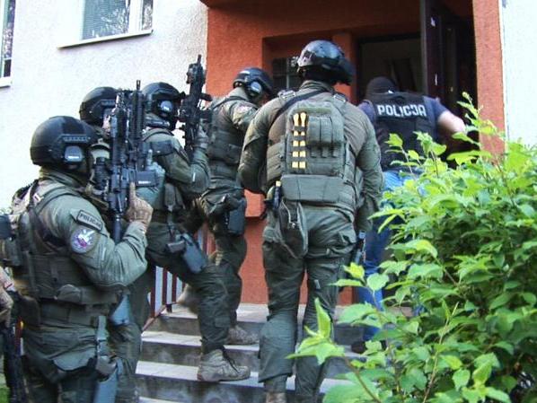 CBŚ wchodzi do budynku - Policja/Poznań