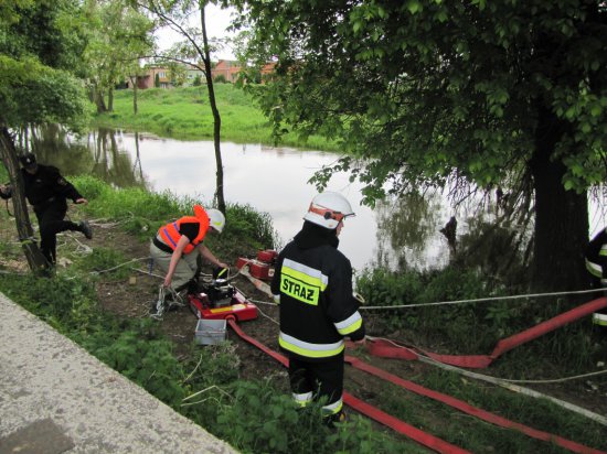 Straż pompuje wodę - Straż Pożarna Kalisz