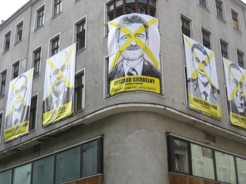 plakaty na kamienicy - Jacek Butlewski