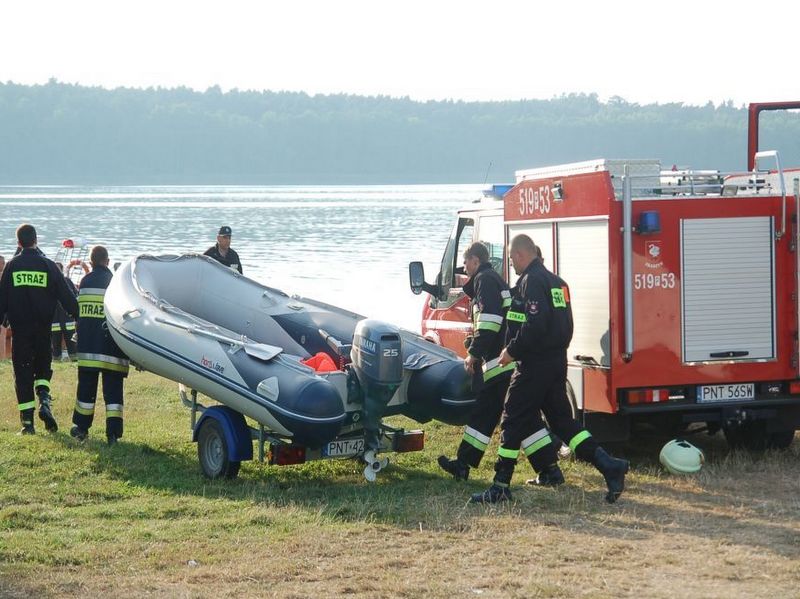 Ponton na jeziorze, strażacy - Straż Pożarna Nowy Tomyśl
