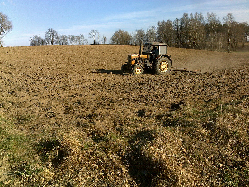 traktor na polu orka - TomFoto