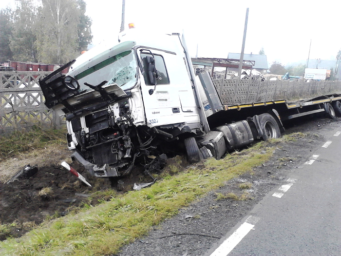 wypadek w antoninie - bus i tir (2) - zdjęcie ilustracyjne - Policja