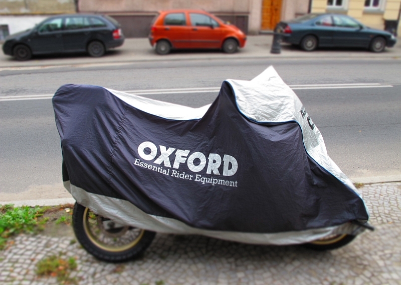 motocykl pod płachtą i auta - TomFoto