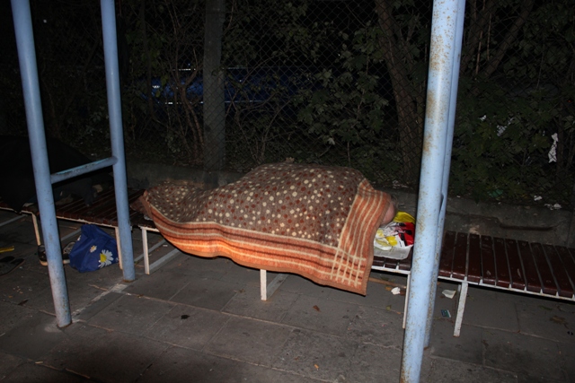 bezdomny spi na lawce - Policja/Poznań