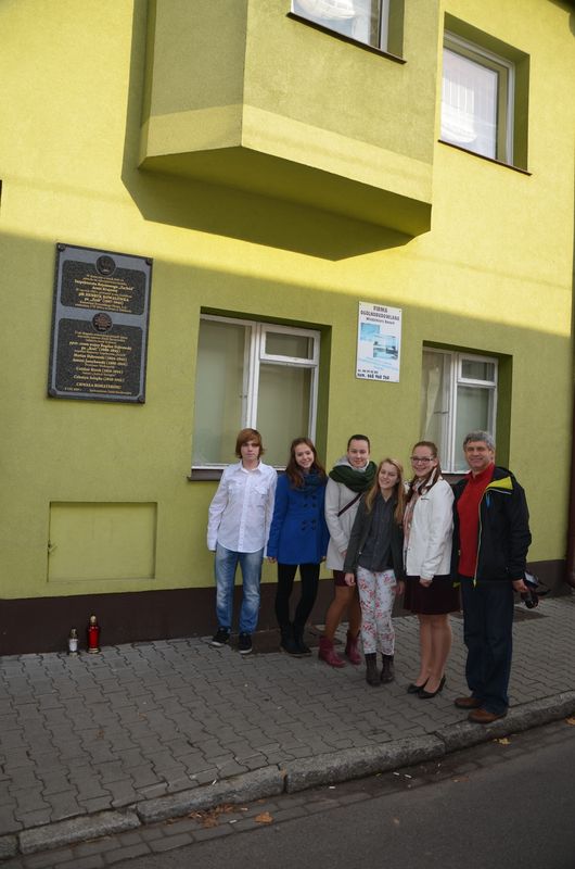 Młodzież ze Zespołu Szkół w Sierakowie zapaliła znicze w miejscach pamięci