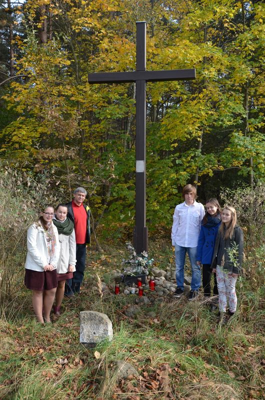 Młodzież ze Zespołu Szkół w Sierakowie zapaliła znicze w miejscach pamięci
