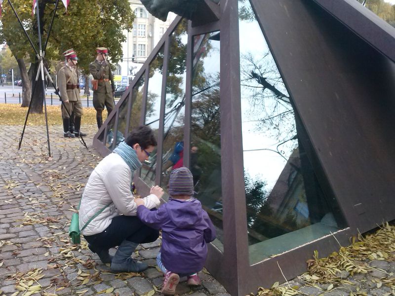 Znicze pod Pomnikiem Podziemnego Państwa Polskiego w Poznaniu