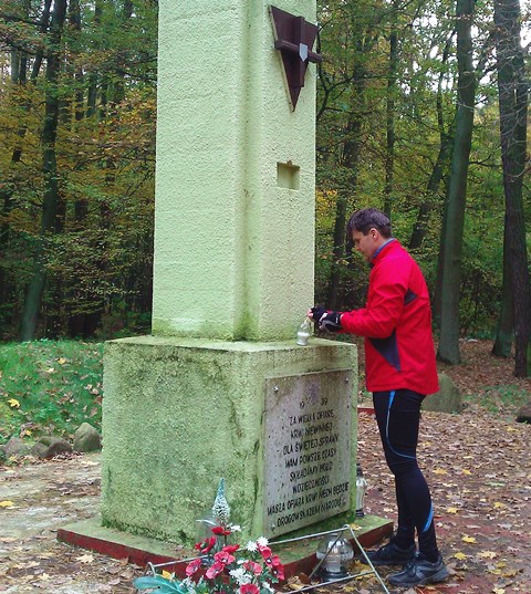 Towarzystwo Miłośników Ziemi Dusznickiej zapaliło znicze w miejscach pamięci na terenie gm. Duszniki