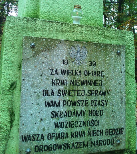 Towarzystwo Miłośników Ziemi Dusznickiej zapaliło znicze w miejscach pamięci na terenie gm. Duszniki