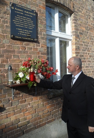 Towarzystwo Miłośników Ziemi Dusznickiej zapaliło znicze w miejscach pamięci na terenie gm. Duszniki