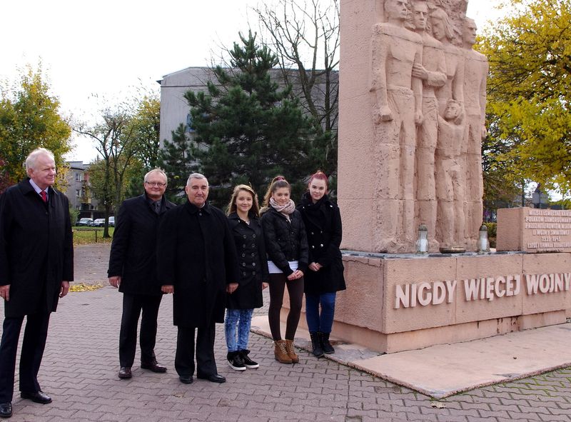 Uczniowie Gimnazjum nr 1 im. Lotnictwa Polskiego pod pomnikiem ofiar II wojny