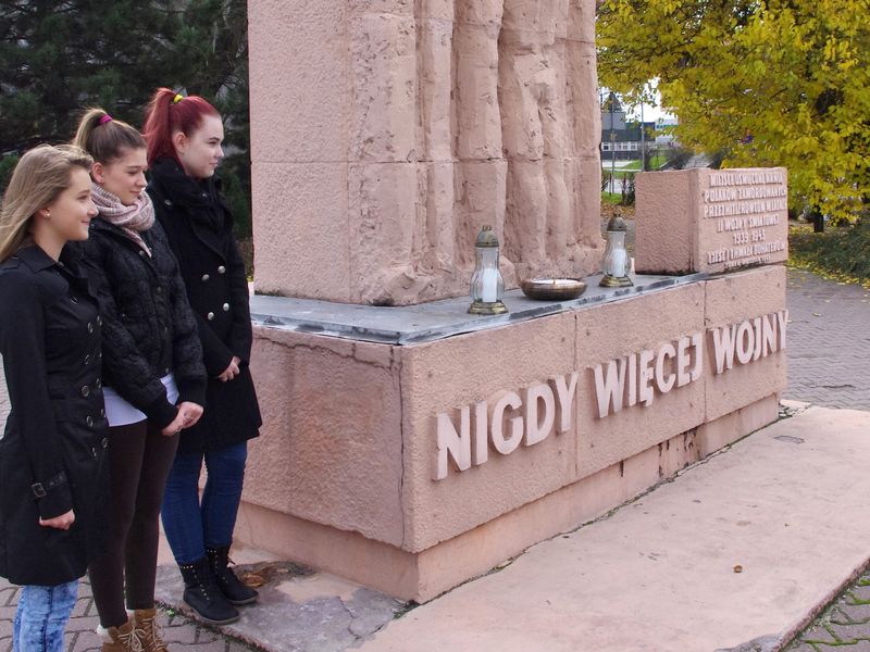 Uczniowie Gimnazjum nr 1 im. Lotnictwa Polskiego pod pomnikiem ofiar II wojny