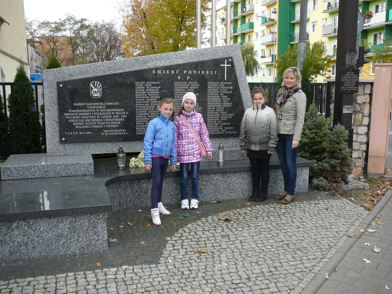  Uczniowie klasy 3A SP nr 1 i wychowawczyni  Agnieszka Szymczyk zapalili znicz w Turku przy Pomniku Nauczycieli