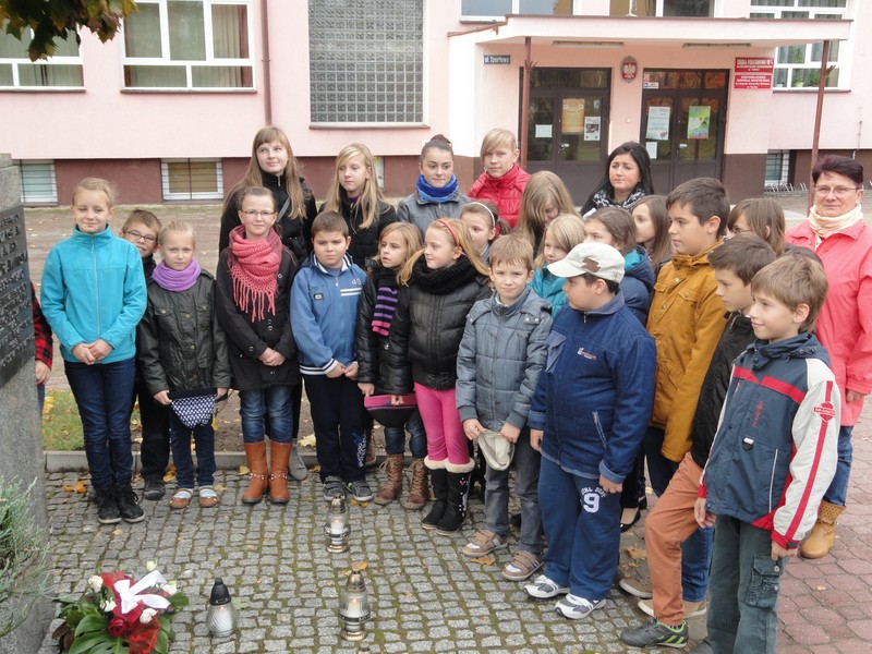 Uczniowie SP nr 4 im gen. Mieczysława Smorawińskiego w Turku zapalili znicz pod popiersiem patrona