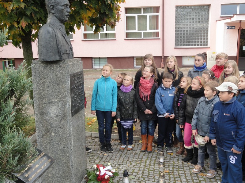 Uczniowie SP nr 4 im gen. Mieczysława Smorawińskiego w Turku zapalili znicz pod popiersiem patrona