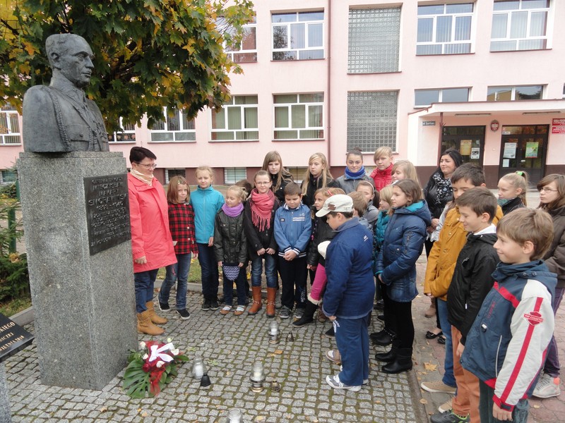 Uczniowie SP nr 4 im gen. Mieczysława Smorawińskiego w Turku zapalili znicz pod popiersiem patrona