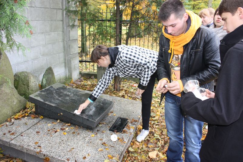 Uczniowie Zespołu Szkół Ponadgimnazjalnych nr 1 w Łęczycy zapapili znicze w miejscach pamięciŁęczycy