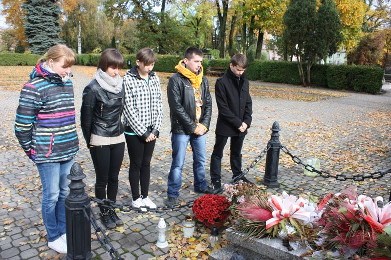 Uczniowie Zespołu Szkół Ponadgimnazjalnych nr 1 w Łęczycy zapapili znicze w miejscach pamięciŁęczycy
