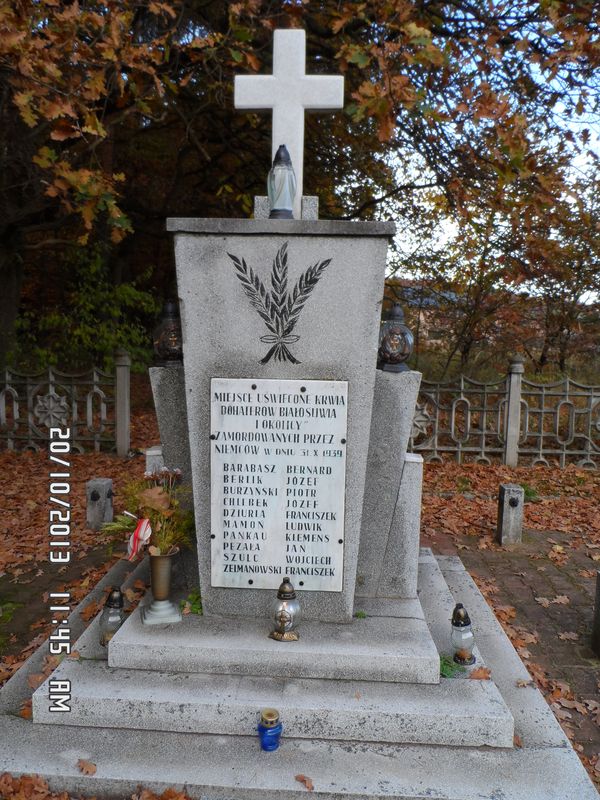 Bronisława Sawińska zapaliła znicz pod pomnikiem w Białośliwiu