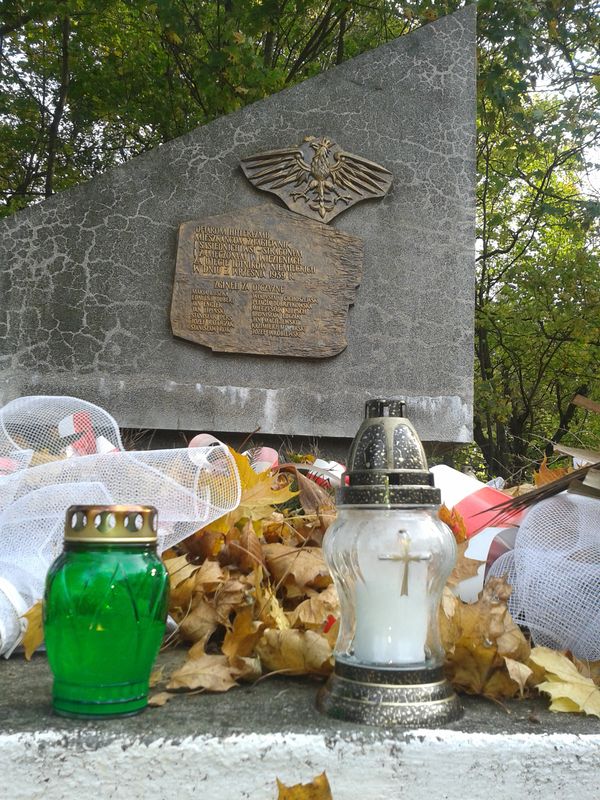 Znicz zapalony pod pomnikiem mieszkańców wsi Łagiewniki i okolic Biedruska zamordowanym przez Niemców