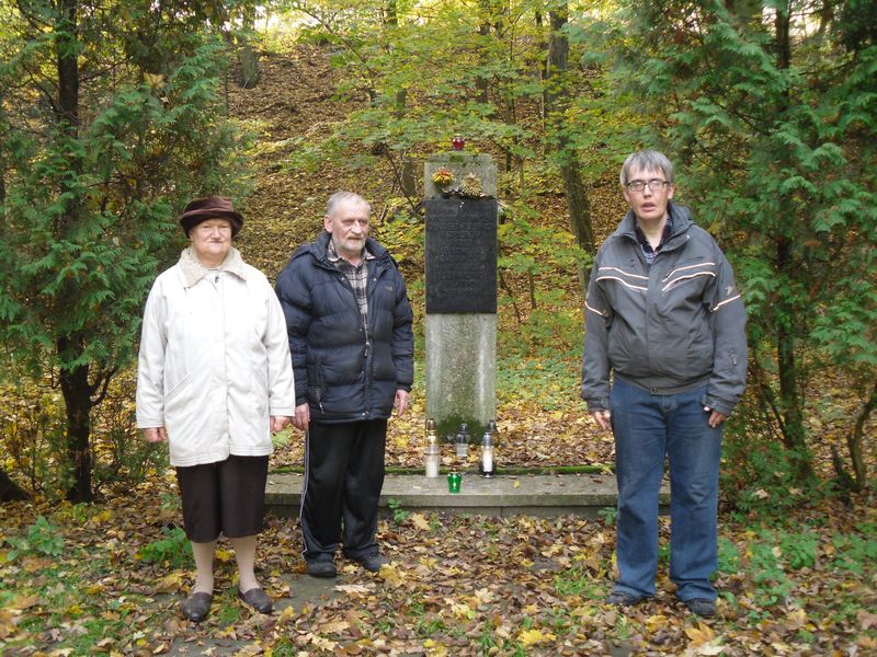 Znicz na Dębinie w Poznaniu - Pomnik pomordowanych w latach 1939 - 1940