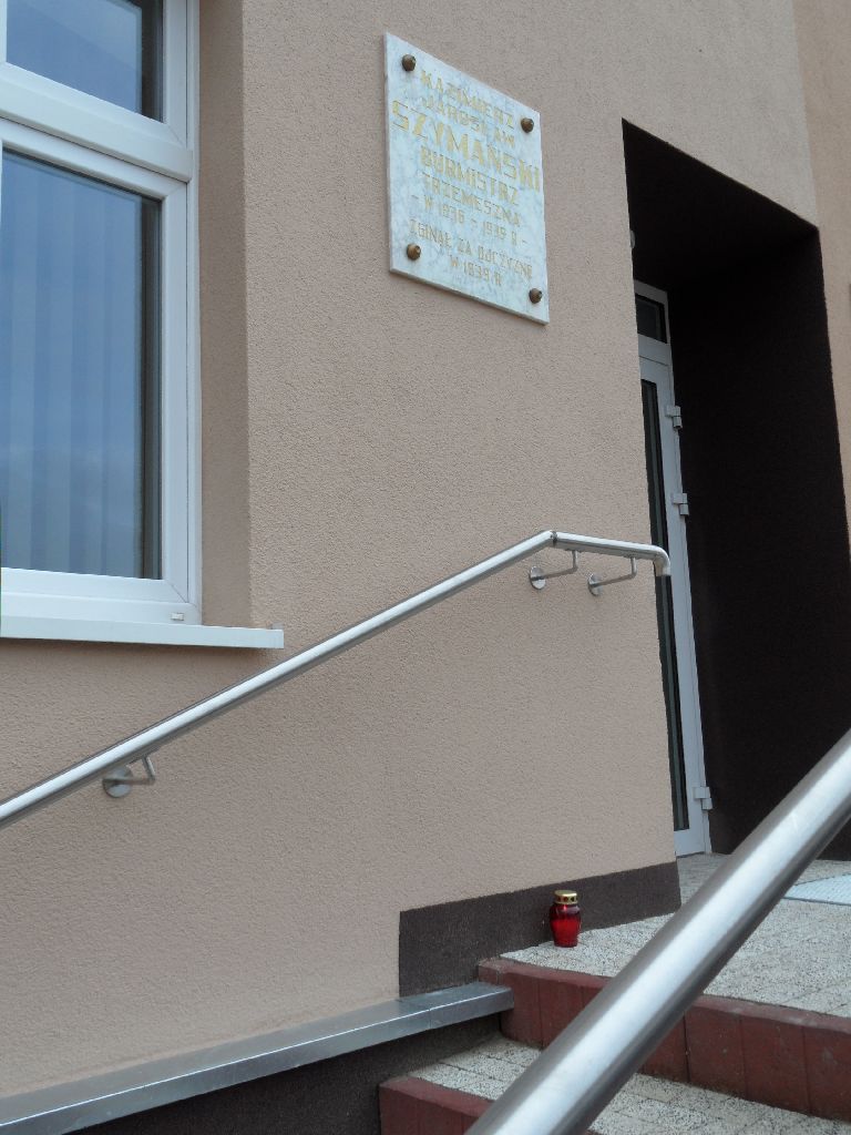 Znicz pod tablica upamiętniającą burmistrza Trzemeszna Kazimierza Szymańskiego, zamordowanego w 1939 r.