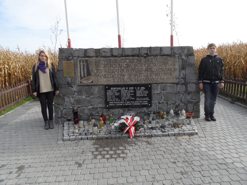 Znicze zapłonęły w Kocinie - uczniowie gimnazjum w Trzemesznie 