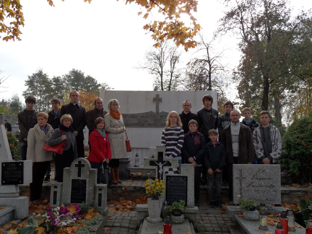 Znicze na zbiorowej mogile na trzemeszenskim cmentarzu.