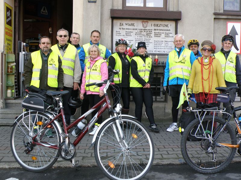 Znicze zapaliła Grupa Rowerowa im. Jana Pawła II z Kościana