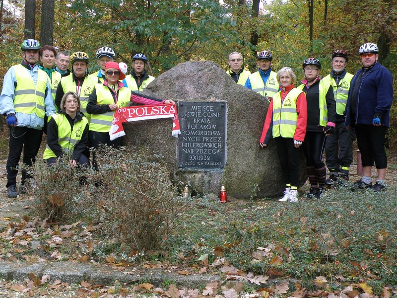 Znicze zapaliła Grupa Rowerowa im. Jana Pawła II z Kościana