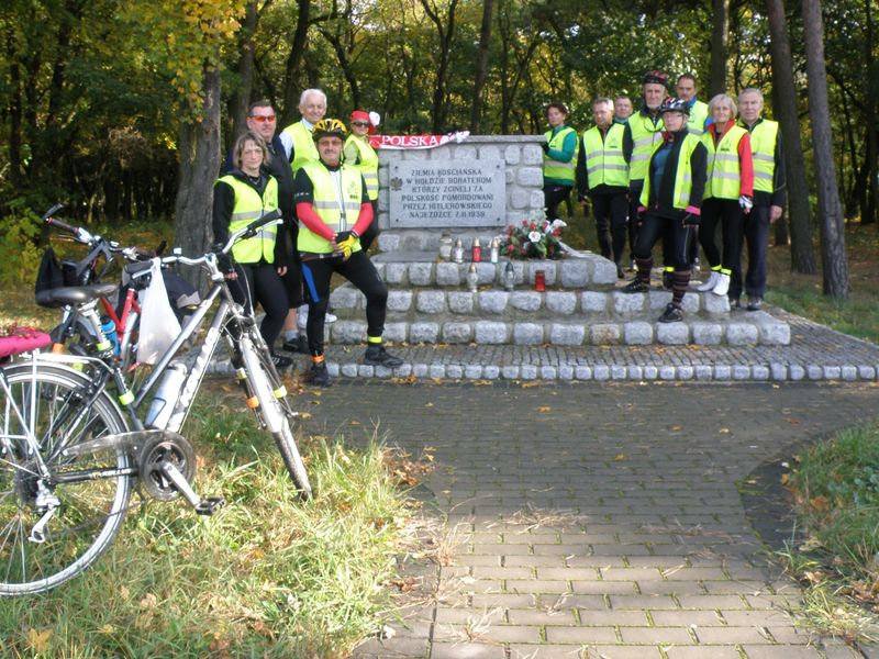 Znicze zapaliła Grupa Rowerowa im. Jana Pawła II z Kościana