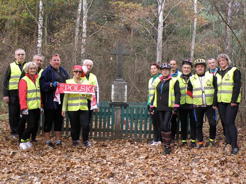 Znicze zapaliła Grupa Rowerowa im. Jana Pawła II z Kościana