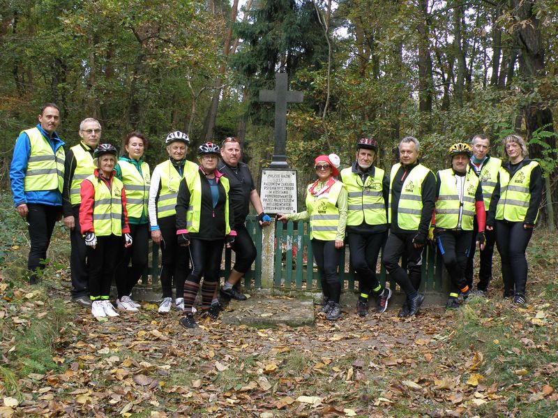 Znicze zapaliła Grupa Rowerowa im. Jana Pawła II z Kościana