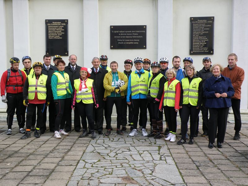 Znicze zapaliła Grupa Rowerowa im. Jana Pawła II z Kościana