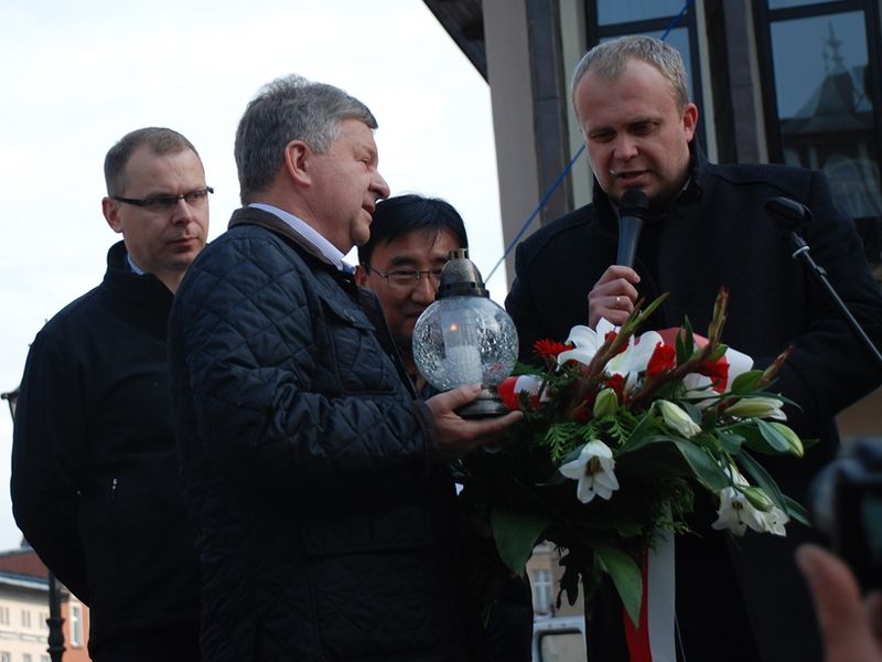 Zapal Znicz Pamięci przed startem półmaratonu w Szamotułach