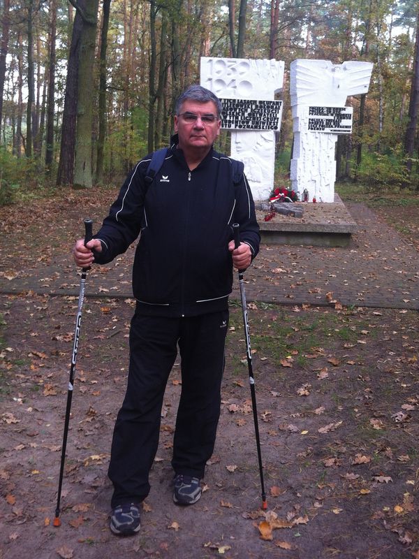 Ewa i Jan Bąk zapalili znicze na Grobach Zakrzewskich k. Palędzia 