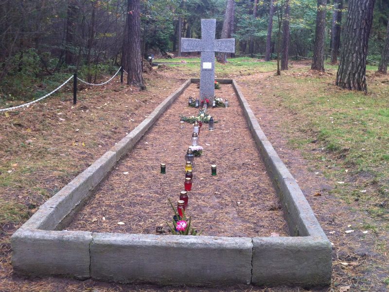 Ewa i Jan Bąk zapalili znicze na Grobach Zakrzewskich k. Palędzia 