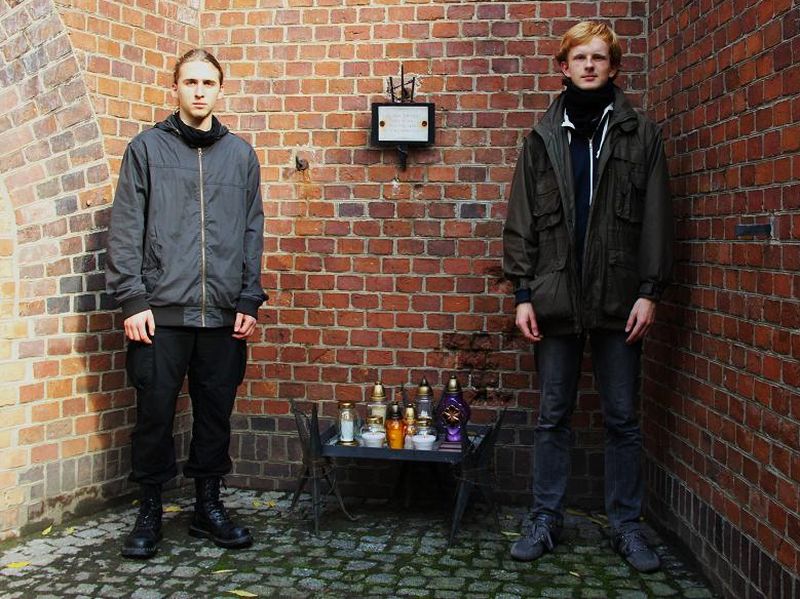 Uczniowie VIII LO w Poznaniu zapalili znicze w Forcie VII